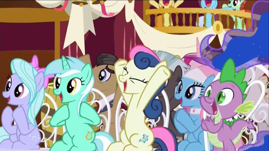 Un gruppo di pony animati e un drago che festeggiano al chiuso con decorazioni festive. — Mlp Sfondi