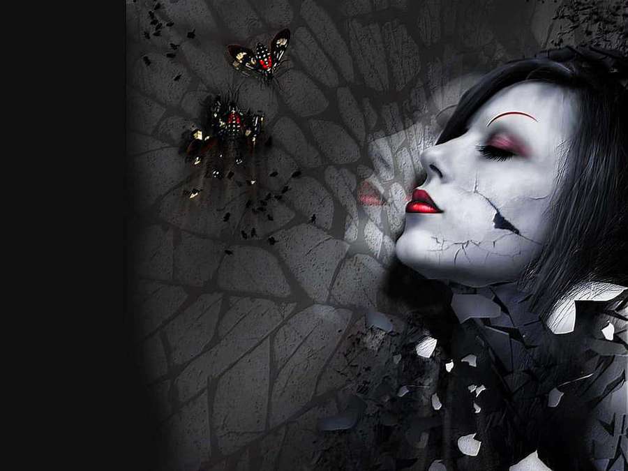 Una mujer con rostro blanco agrietado y labios rojos rodeada de mariposas brillantes en una pared de piedra. — Moda gótica Fondos de pantalla