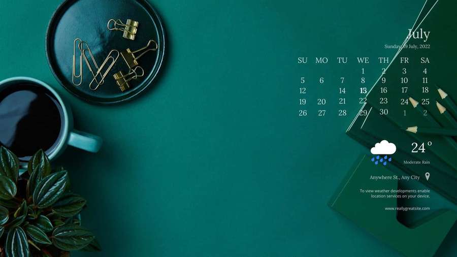 Tealfarbener Schreibtisch mit Kaffeepflanzenclips Kalender, der Regen und 24 Grad anzeigt. — Moderner Desktop Wallpaper