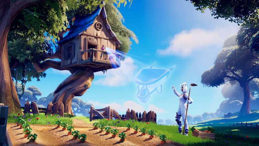 Personaje de Fortnite con pala cerca de casa en el árbol y carretilla brillante en campo soleado. — Modo Creativo Fondos de pantalla