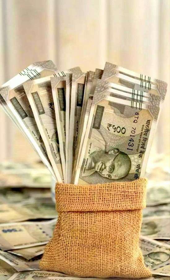 Um saco de aniagem cheio de notas de rupia indianas derramando. — Moeda indiana Papéis de Parede