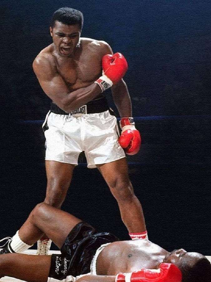 Muhammad Ali siegreich, nachdem er seinen Gegner in einem Boxkampf k.o. geschlagen hat. — Mohammed Ali Wallpaper