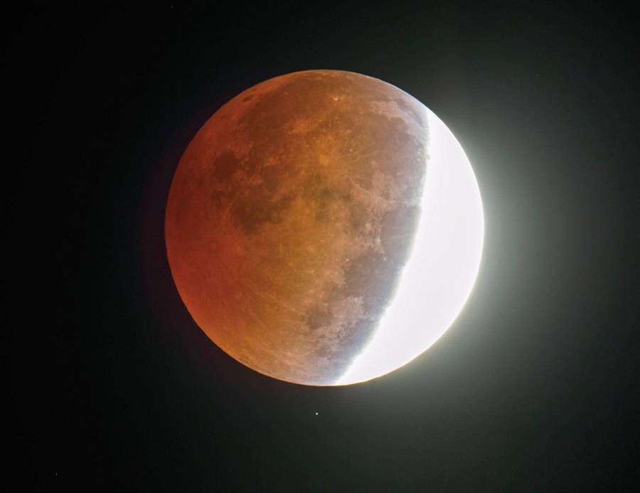 Blutmondfinsternis mit halber Beleuchtung gegen dunklen Himmel und einem Stern — Mondfinsternis Wallpaper