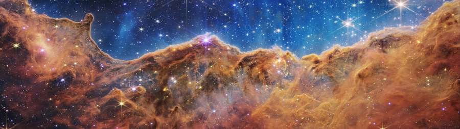 Nebulosa vibrante laranja e azul cheia de estrelas cintilantes no espaço profundo. — Monitor Space Dual Papéis de Parede