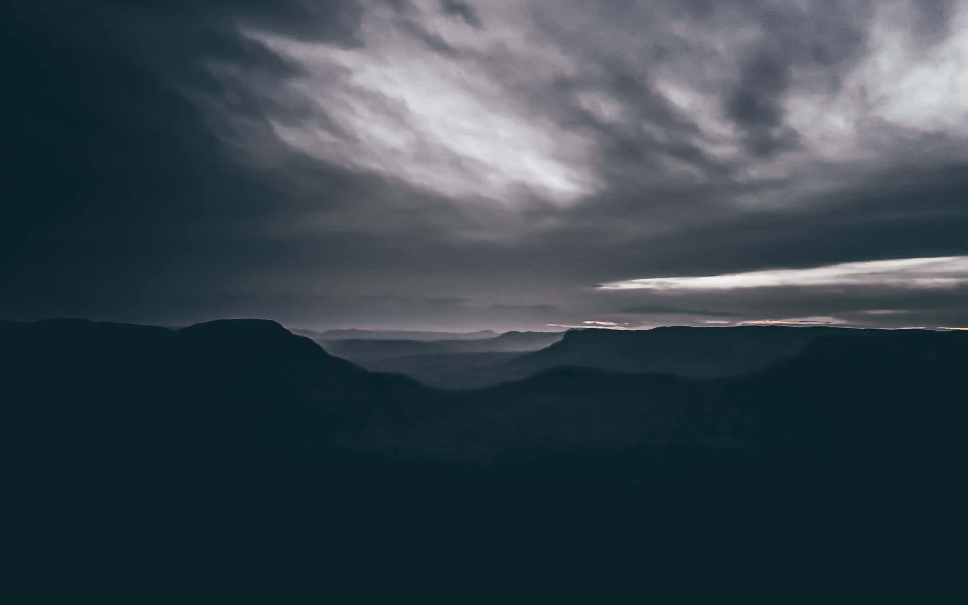 Montagne Sombre Fond d'écran