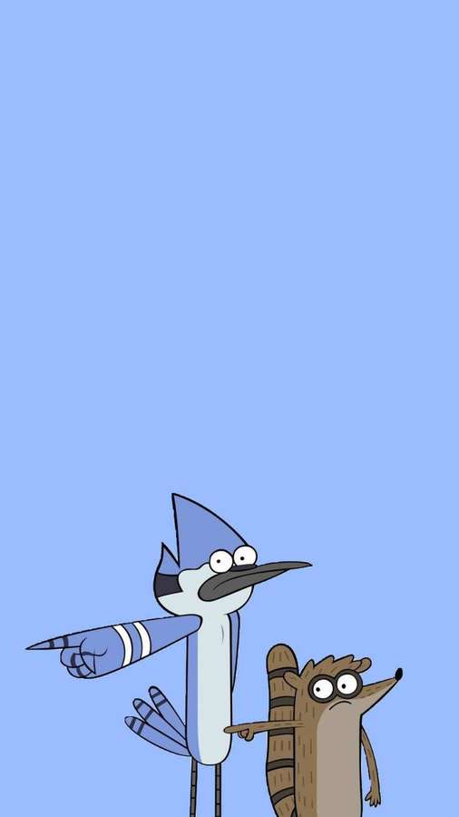Um gaio-azul e um guaxinim personagens de desenho animado apontando para cima contra um fundo azul. — Mordecai e rigby Foto Papéis de Parede