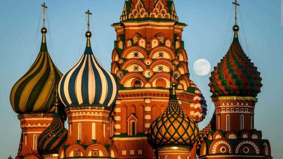 Basilius-Kathedrale mit bunten Kuppeln und einem Vollmond in der Dämmerung. — Moskau Wallpaper