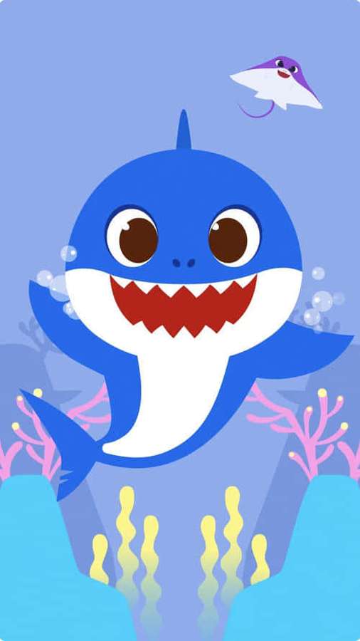 Un tiburón azul sonriente de dibujos animados con una raya púrpura nadando cerca de corales. — Mostrar Imágenes