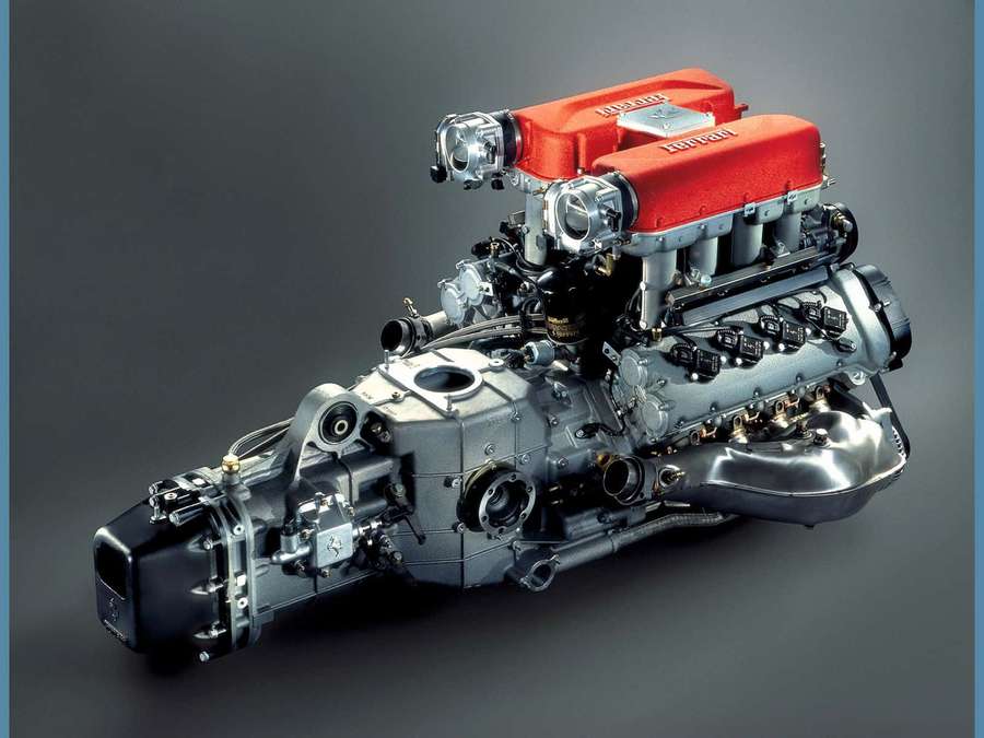Ferrari V12-motor med røde ventildæksler på mørkegrå baggrund — Motor Wallpapers