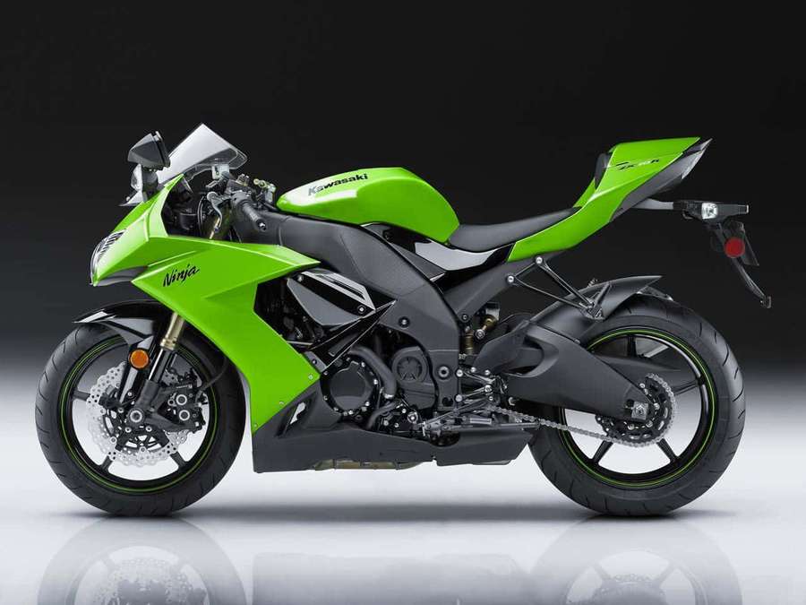 Green Kawasaki Ninja motorcycle on reflective studio floor — Motorcycle Background
