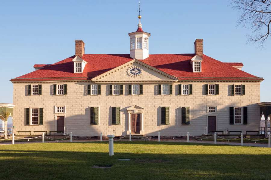 Historic colonial mansion with red roof and white brick walls in bright sunlight. — Mount Vernon Wallpaper