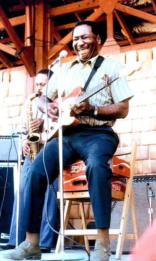 Schwarzer Musiker spielt Gitarre und lacht auf der Bühne mit Saxophonist — Muddy Waters Bilder