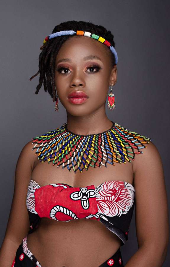 Una mujer con collar de cuentas tradicional y diadema en retrato de estudio. — Mujer africana Fondos de pantalla