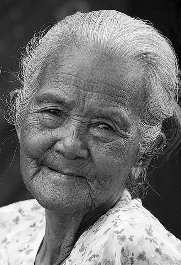 Close-up do rosto sorridente de uma senhora idosa com rugas profundas. — Mulher idosa Papéis de Parede