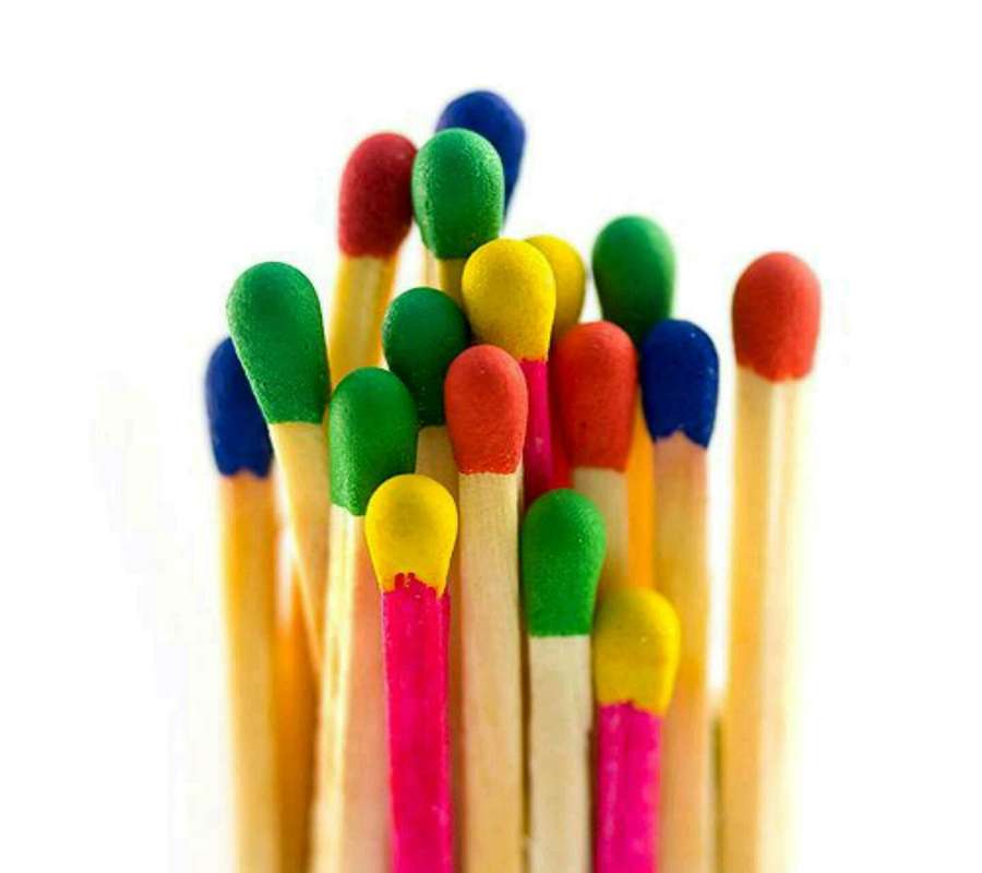 Un manojo de cerillas de colores con palitos de madera y cabezas brillantes. — Multicolor Fondos de pantalla