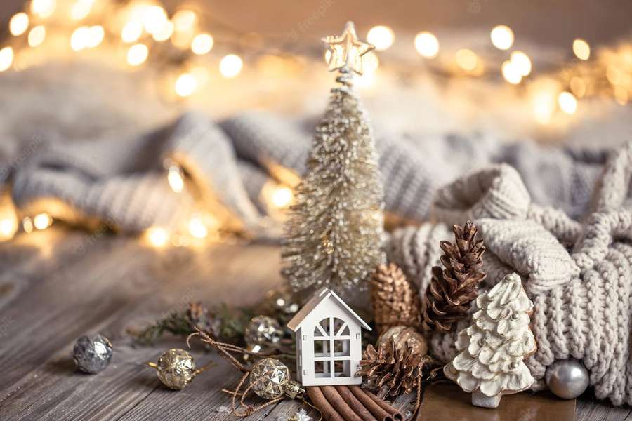 Decoração aconchegante de férias de inverno com árvores em miniatura, pinhas e manta de tricô sob luzes de fadas quentes. — Natal estético Papéis de Parede
