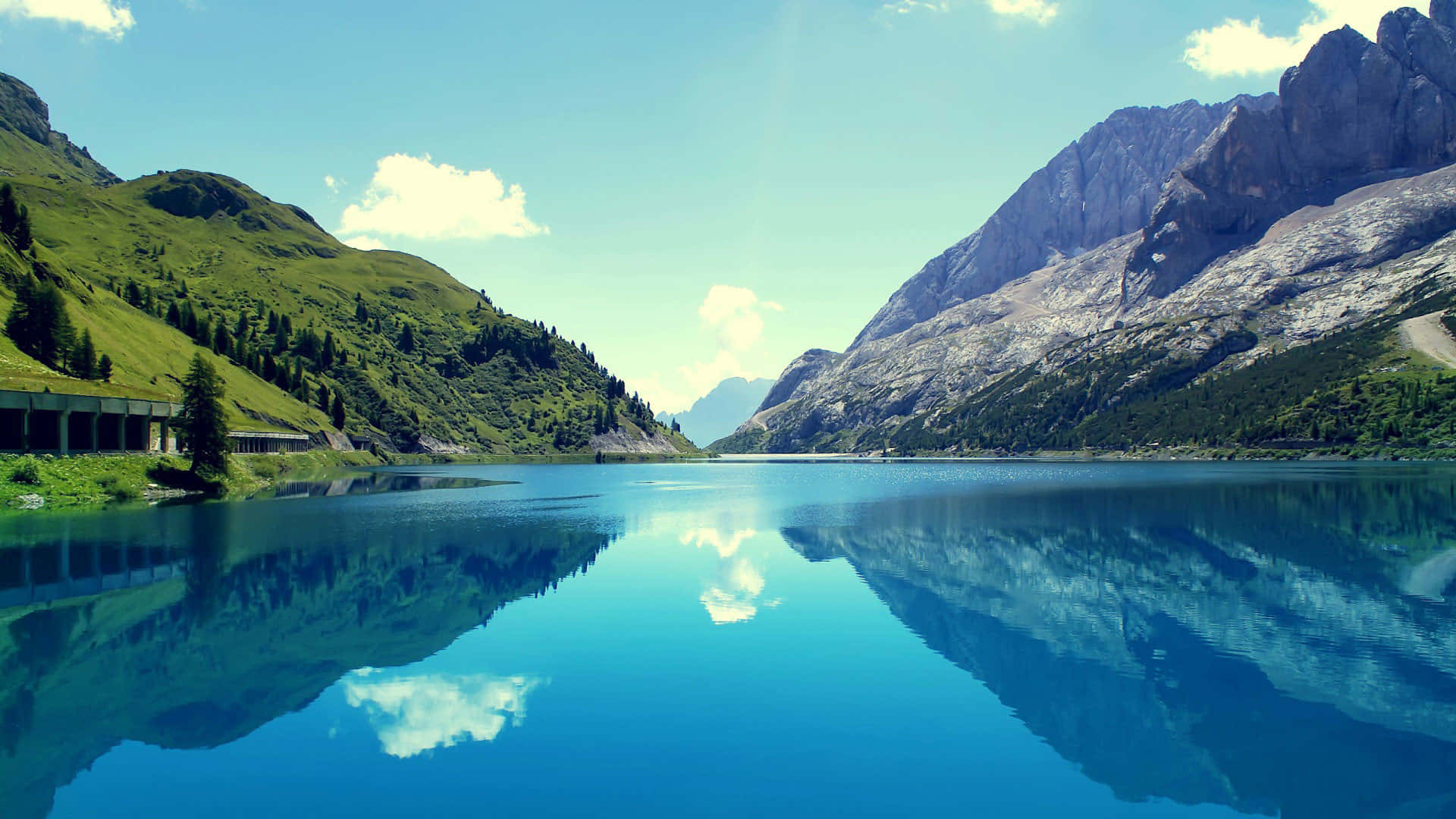 Serene alpine lake reflecting mountains and sky — Nature Scenery Background