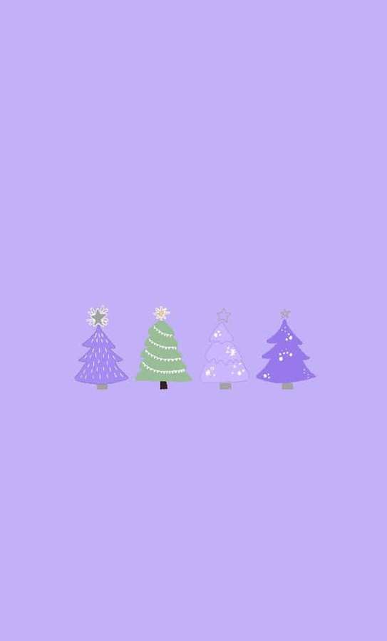 Cuatro árboles de Navidad simples decorados en colores pastel sobre un fondo lavanda. — Navidad morada Fondos de pantalla