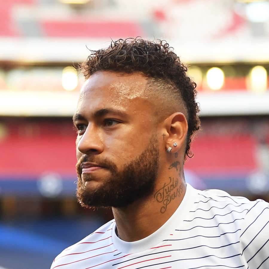 Neymar Jr im gestreiften Hemd mit Tattoos und Ohrring im Stadion. — Neymar Beard Wallpaper