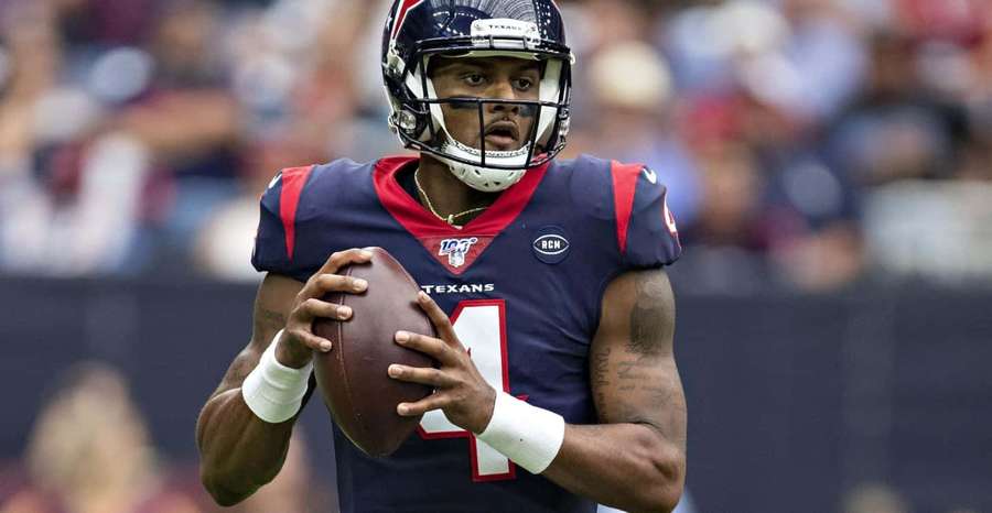 Houston Texansin pelinrakentaja pitää jalkapalloa ottelun aikana. — NFL Quarterbacks Taustakuvat
