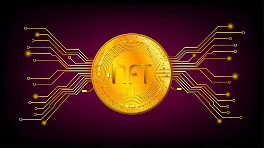 Goldene NFT-Münze mit Leiterbahnmustern auf einem violetten Hintergrund — NFT Bilder