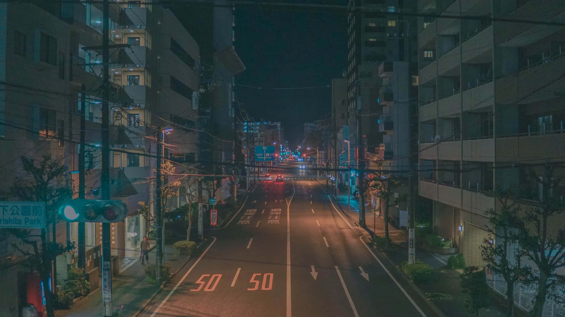 Yöllinen kaupunkikatu hehkuvine katuvaloineen ja kaukaisine autonvaloineen korkeiden rakennusten välissä. — Night Aesthetic Taustakuvat