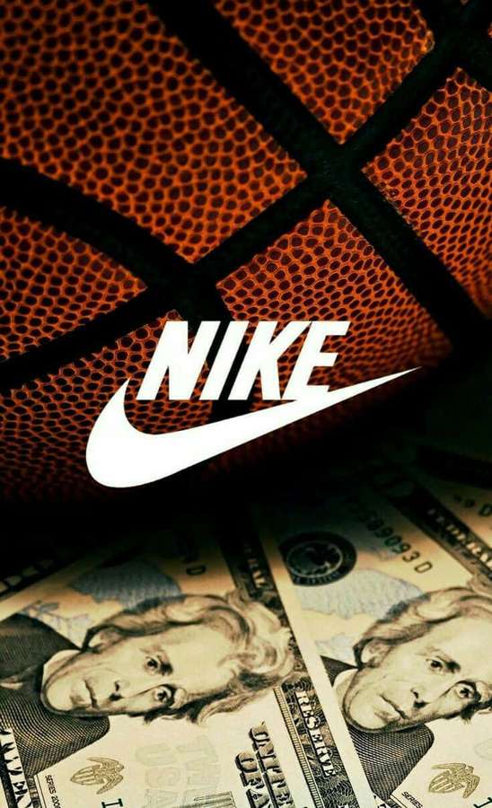 Ein Basketball liegt auf verstreuten US-Dollar-Scheinen mit einem Nike-Logo im Vordergrund. — Nike Basketball Wallpaper