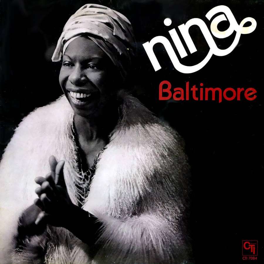 Nina Simone lächelt warmherzig in einem weißen Pelzmantel auf schwarzem Hintergrund mit Albumtiteltext. — Nina simone Bilder