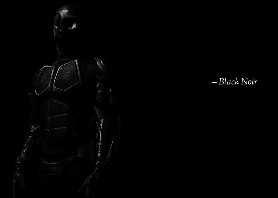 Una figura blindada oscura con ojos brillantes y el texto Black Noir en la esquina. — Noir Negro Fondos de pantalla