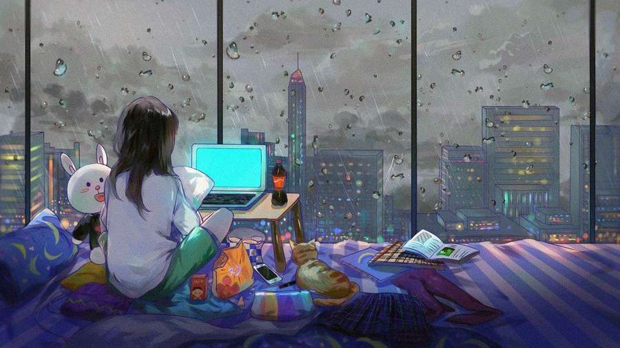 Garota na cama com laptop e lanches observando chuva na janela da cidade à noite — Notebook de anime Papéis de Parede