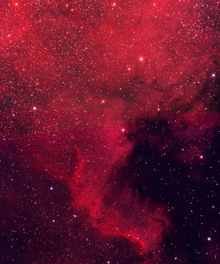 Vibrante nebulosa roja llena de estrellas en el espacio profundo — Nube interestelar Fondos de pantalla