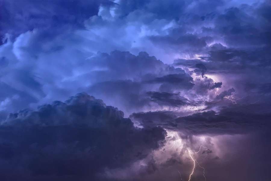 Nubes de tormenta dramáticas moradas y azules con relámpagos brillantes. — Nubes moradas Fondos de pantalla
