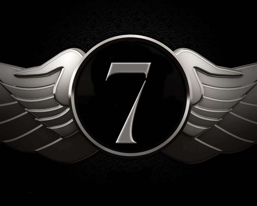 Hopeinen seitsemän logo siivillä mustalla teksturoidulla taustalla — Numero 7 Taustakuvat