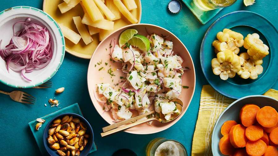 Ein farbenfrohes Ceviche-Gericht mit frischen Zutaten auf einem türkisfarbenen Tisch. — Nüsse Wallpaper