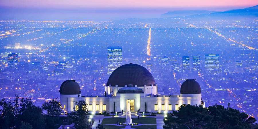 Observatoire illuminé au-dessus d'une ville en pleine nuit. — Observatory Wallpaper