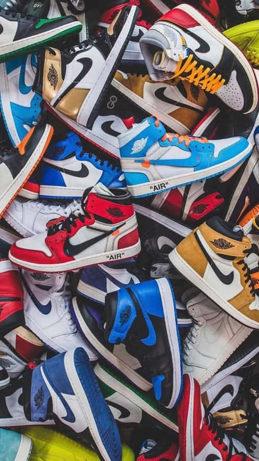 En tät hög med färgglada Air Jordan-sneakers i olika designer och färgställningar. — Off White Skor Bakgrundsbilder