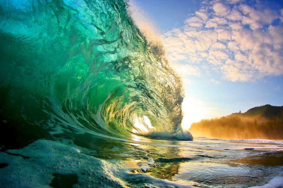 Una ola oceánica imponente se curva en un túnel de agua turquesa al amanecer. — Olas de la playa Fondos de pantalla