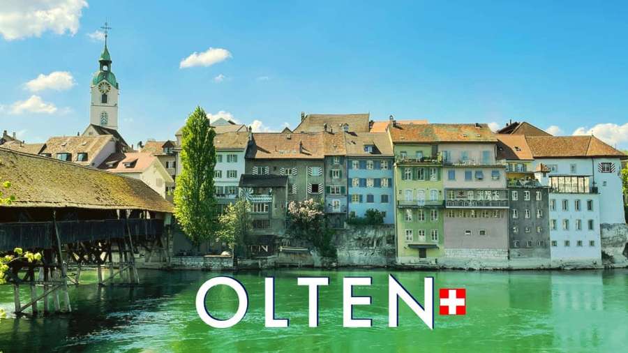 Bunte historische Gebäude und eine hölzerne gedeckte Brücke über einen grünen Fluss in Olten, Schweiz. — Olten Wallpaper