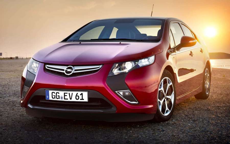 Punainen sähköauto pysäköitynä soralle auringonlaskussa — Opel Ampera Taustakuvat