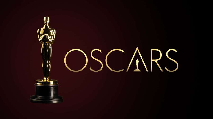 Kultainen Oscar-patsas ja teksti viininpunaisella taustalla — Oscarit Taustakuvat