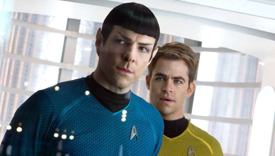 Dos miembros de la tripulación de Star Trek con uniformes azules y amarillos dentro de una nave espacial. — Oscuridad Fondos de pantalla