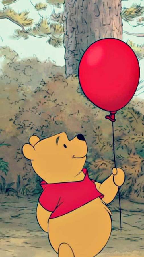 Winnie the Pooh sosteniendo un globo rojo en un bosque. — Oso Fondos de pantalla