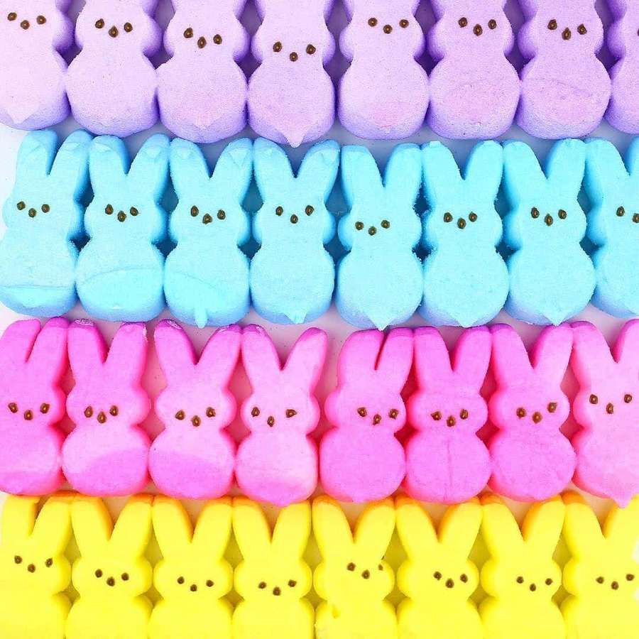 Reihen von bunten, hasenförmigen Marshmallows in Pastelltönen. — Osterküken Wallpaper