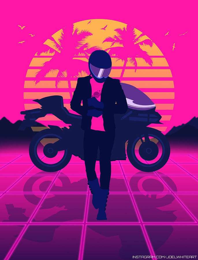 En motorsyklist i hjelm står ved siden av sykkelen sin under en rosa solnedgang med palmer. — Outrun Bakgrunner