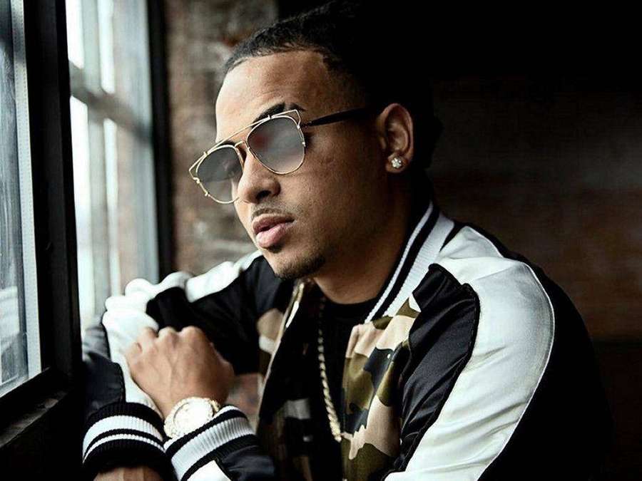 Man in sunglasses and jacket leaning by window — Ozuna Wallpaper