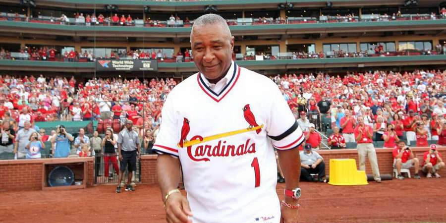 Baseball-Legende in Cardinals-Trikot läuft auf dem Feld mit jubelnden Fans. — Ozzy Smith Wallpaper