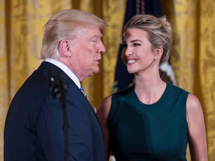 Donald e Ivanka Trump juntos em um ambiente formal com cortinas douradas e bandeira. — Padre Papéis de Parede