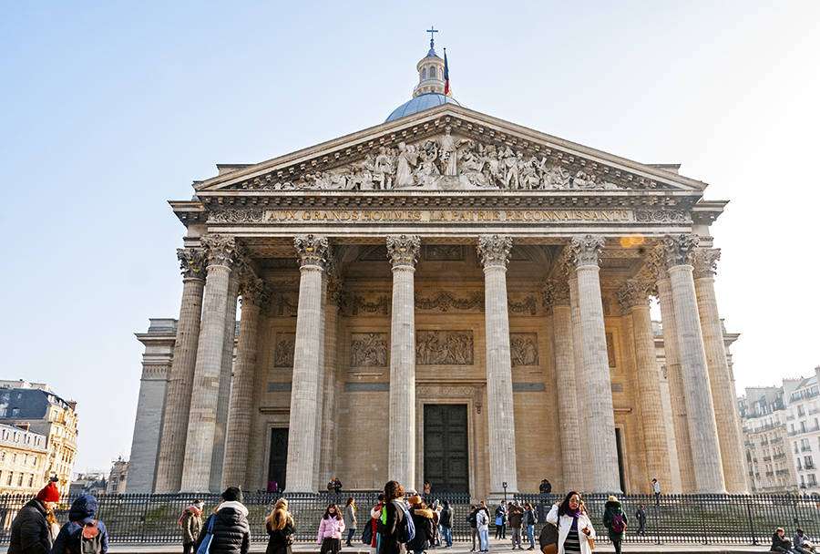 Pantheon in Paris with tourists visiting its grand neoclassical facade. — Pantheon Wallpaper