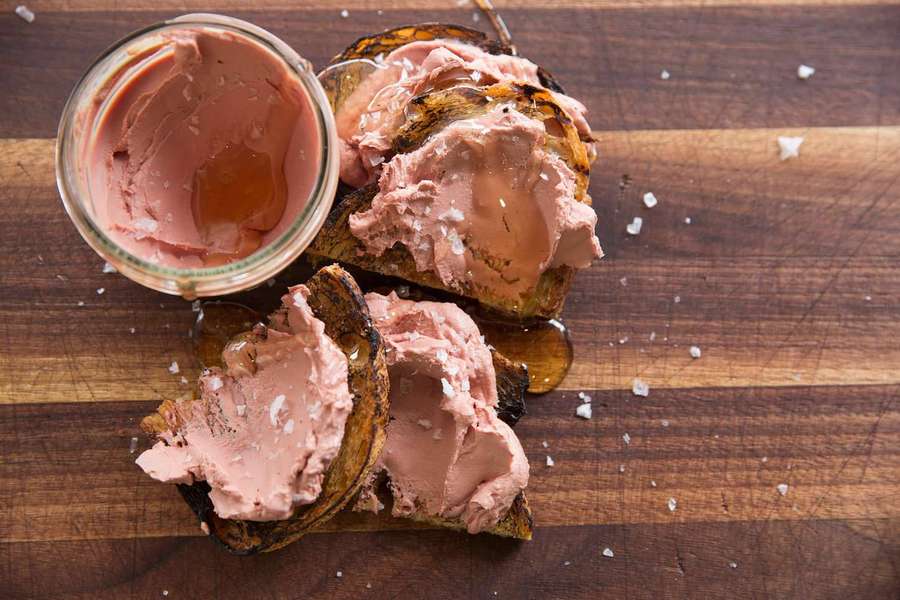 Manteiga rosa em pão torrado com mel e sal em tábua de madeira — Pão Papéis de Parede