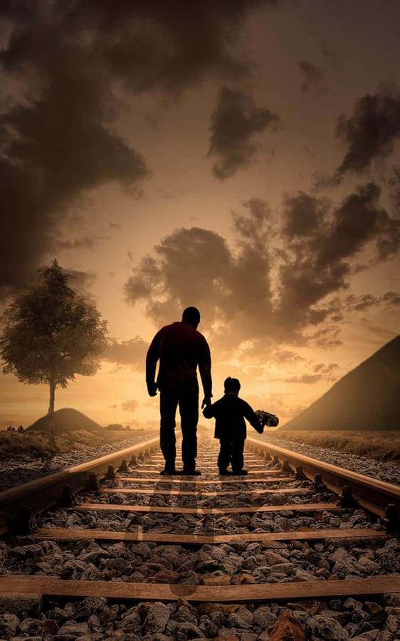 Padre e hijo caminando de la mano en las vías del tren al atardecer. — Papá Fondos de pantalla